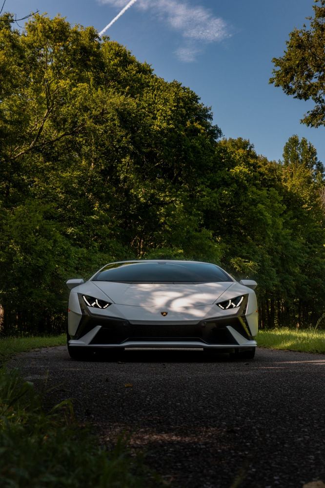 Lamborghini Huracán, Face on · Tree line