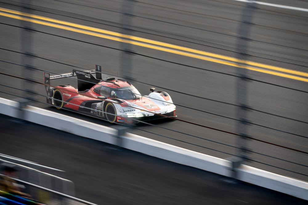 Cadillac GTP · Whelen · No. 10, Day on the banking